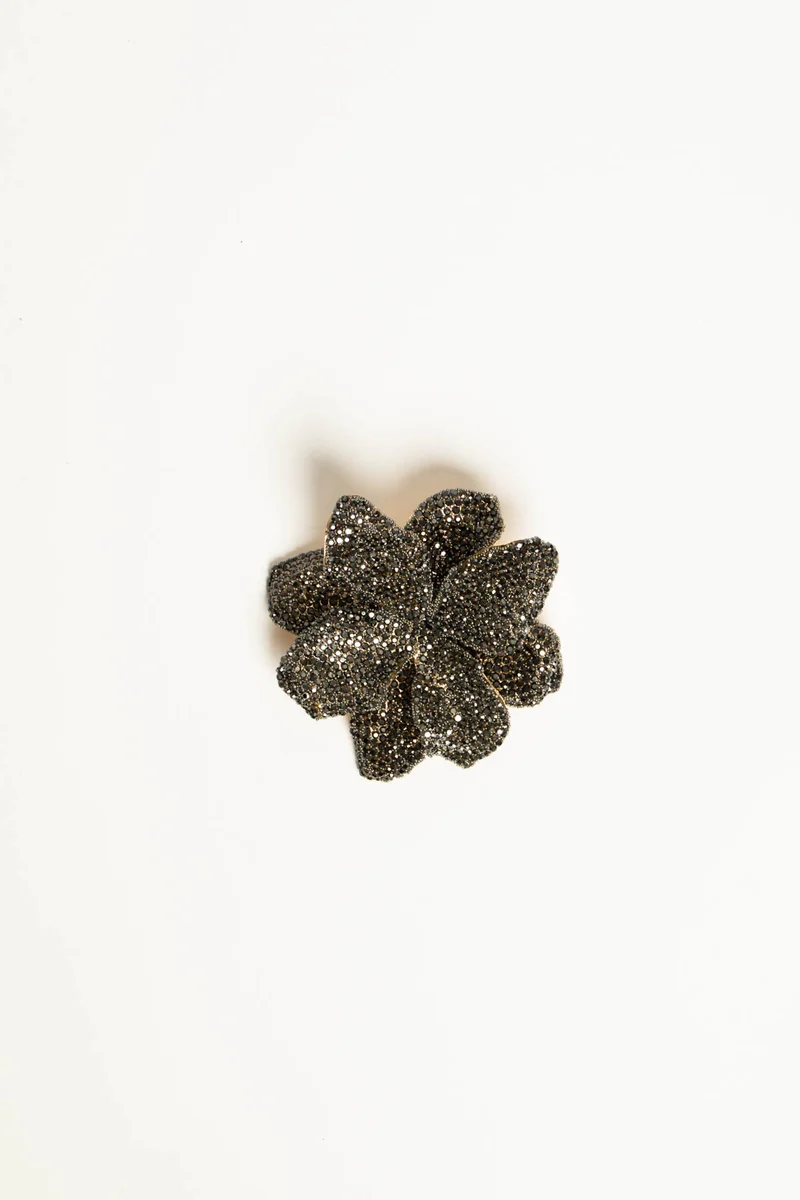 Spilla floreale con strass antracite