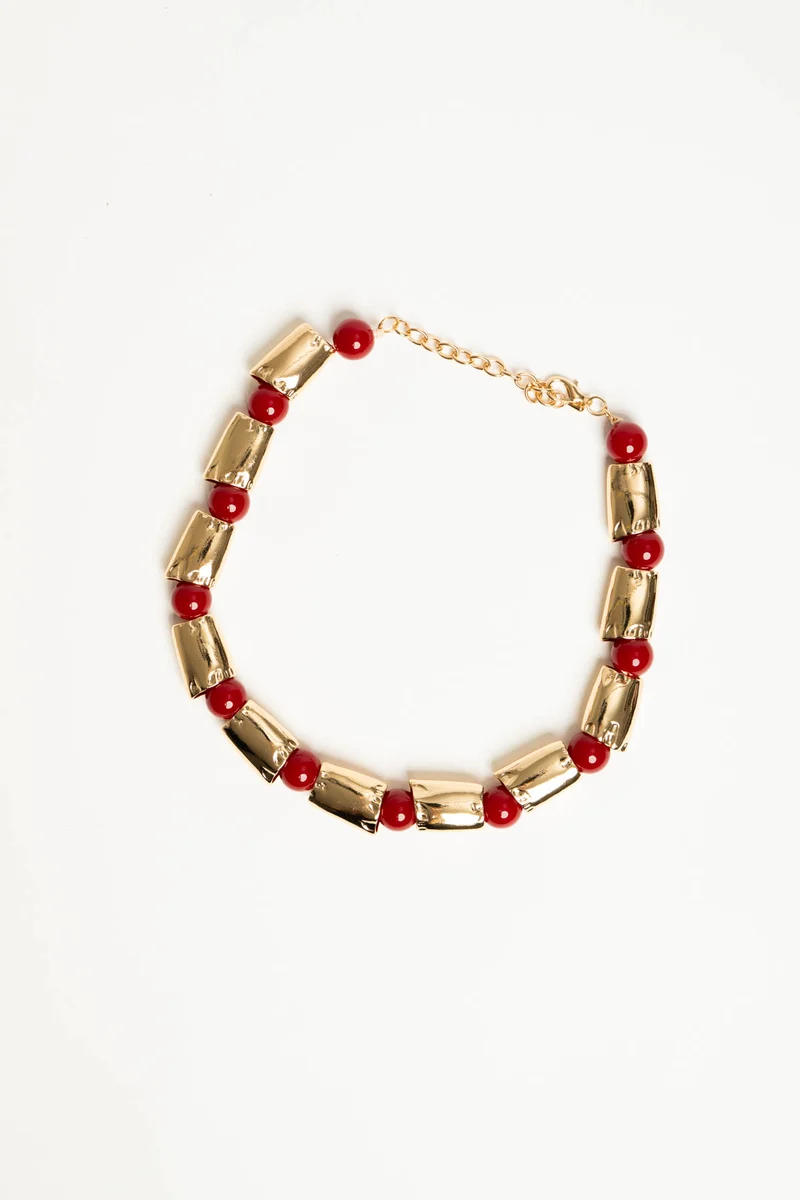 Collana con placche dorate e perle rosse