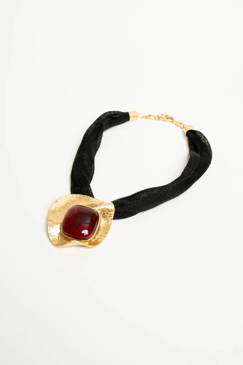 Collana in tessuto nero con pendente