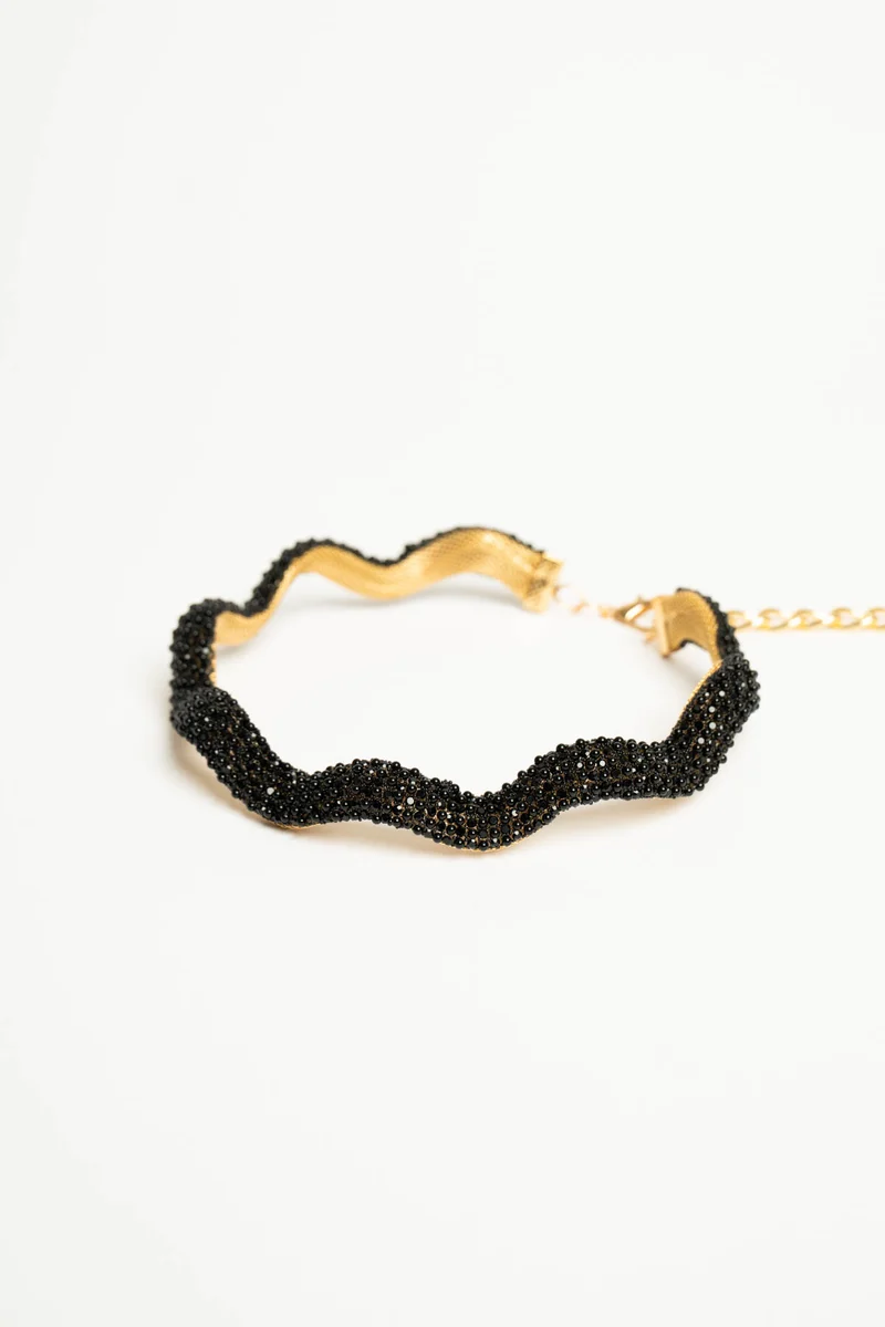 Collana ondulata e rigida con perline nere
