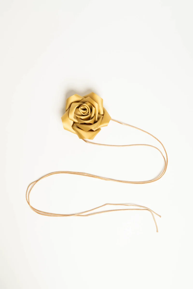 Collana con cordino e rosa 3D gialla