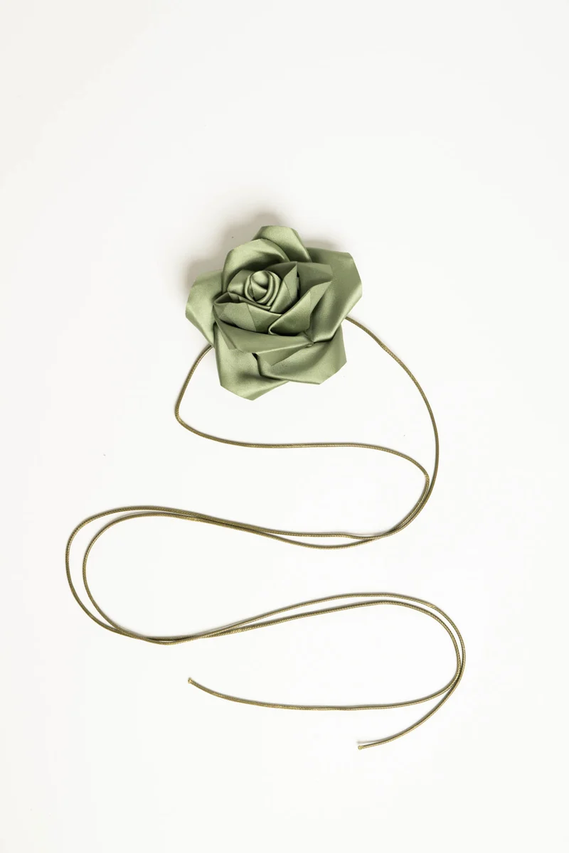 Collana con cordino e rosa 3D verde
