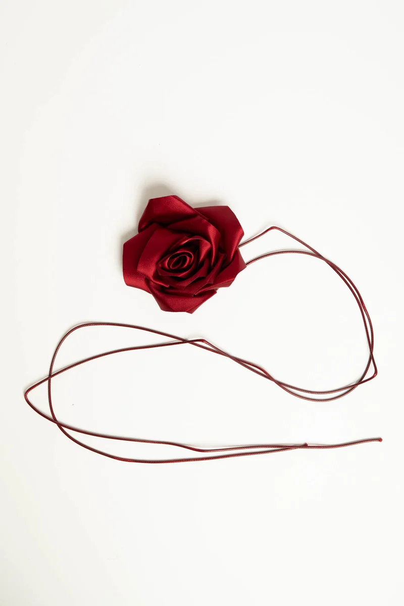 Collana con cordino e rosa 3D rossa