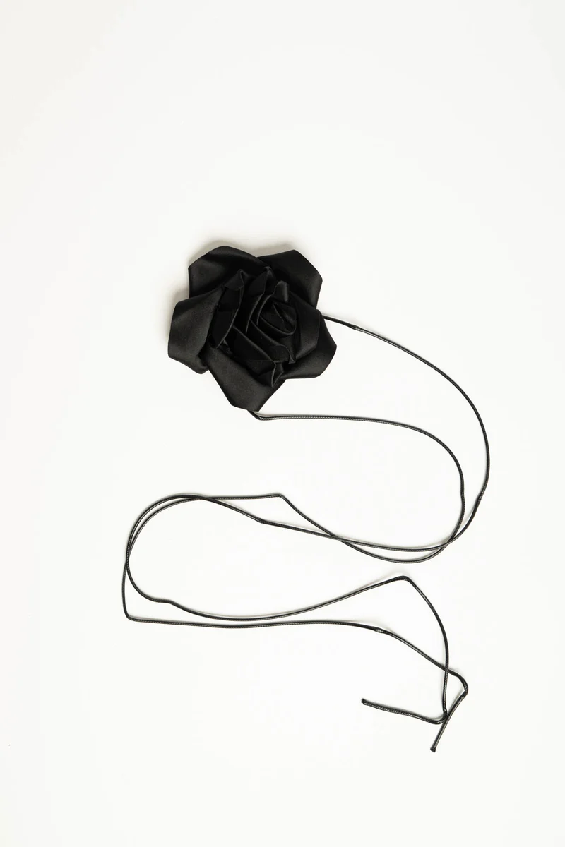 Collana con cordino e rosa 3D nera