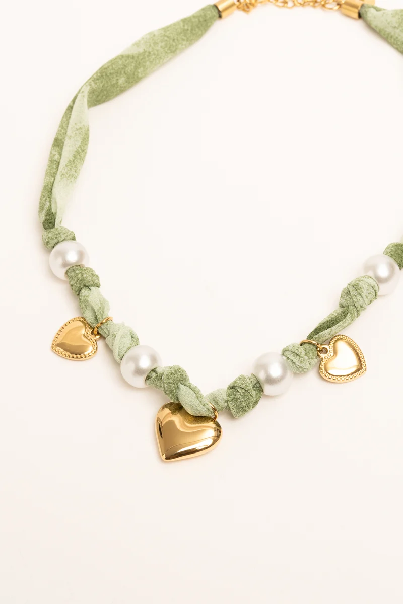 Collana in tessuto verde con pendenti e perle
