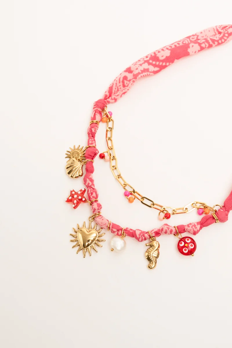 Collana in tessuto rosa salmone con pendenti