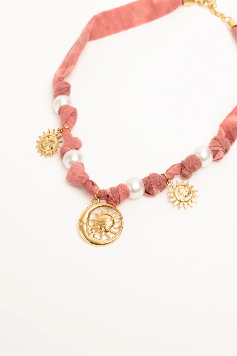 Collana in tessuto rosa con pendenti e perle