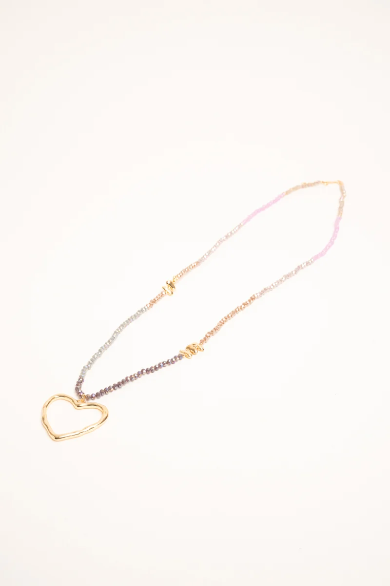 Collana con perline multicolor e pendente a cuore