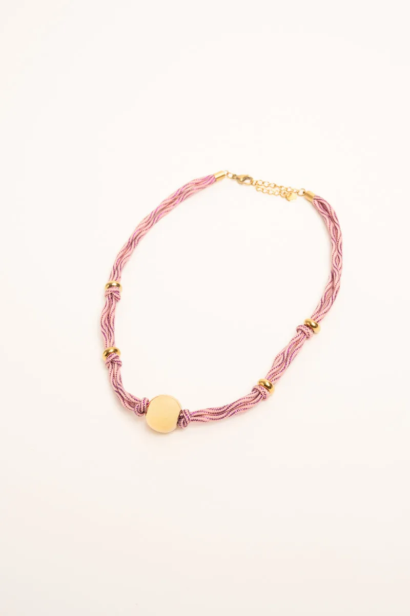 Collana in tessuto rosa con sfera dorata