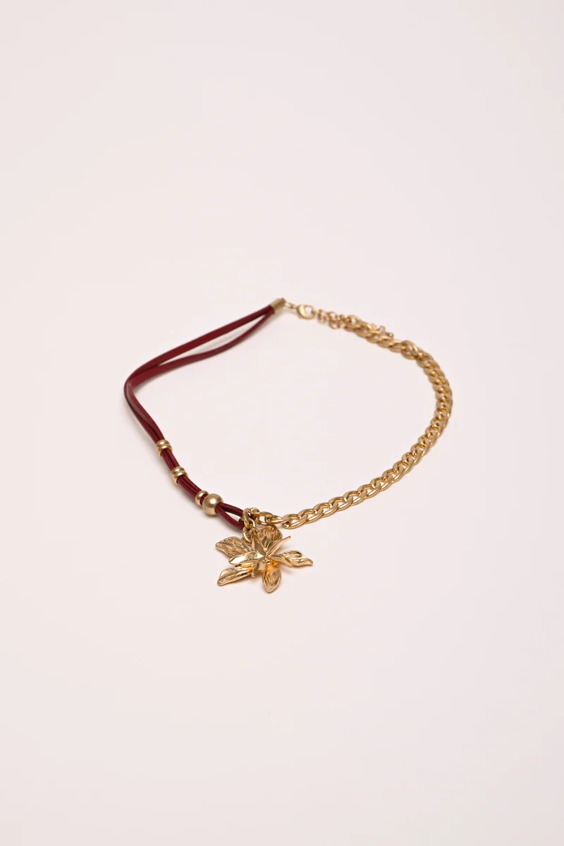 Collana in metallo e similpelle con fiore