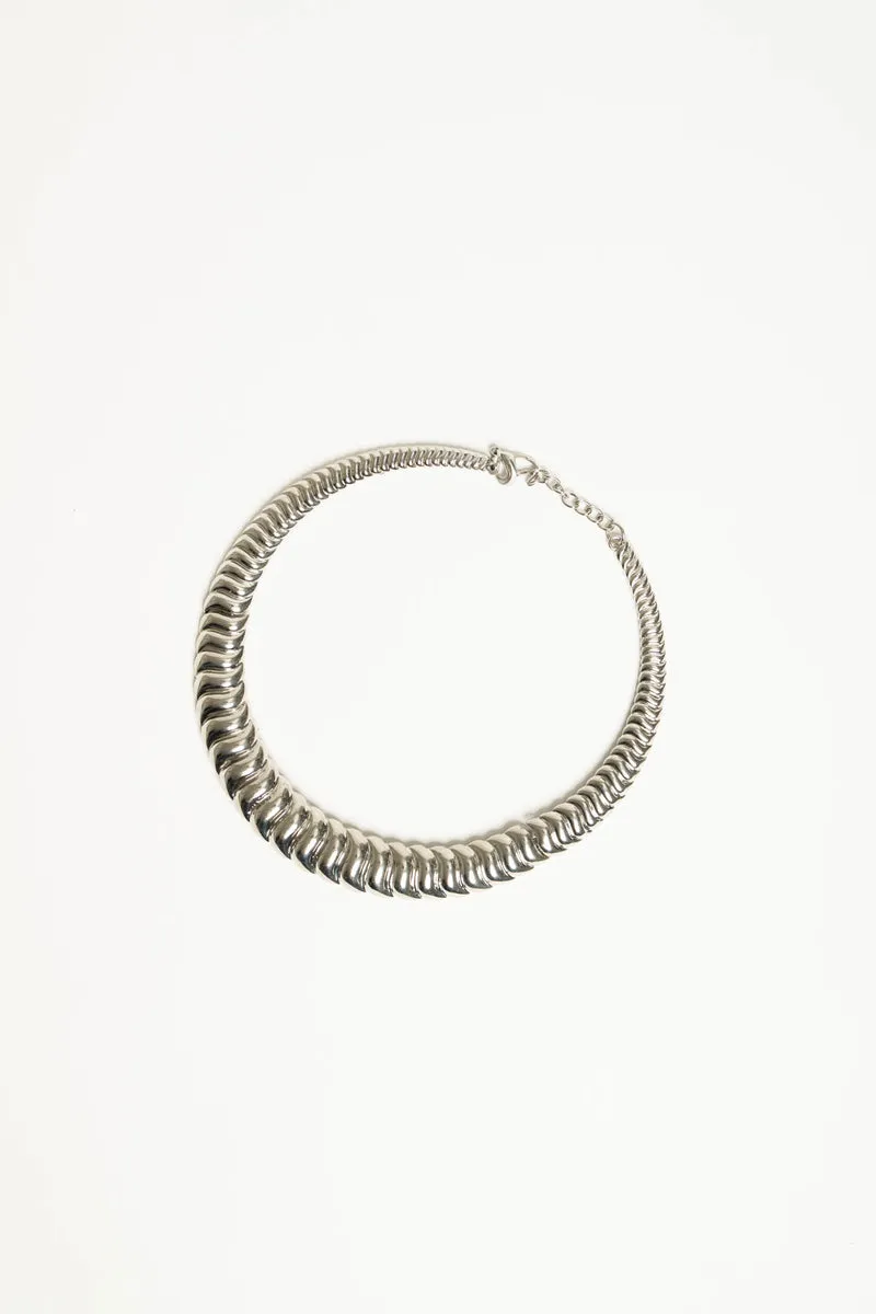 Collana rigida in metallo argentato