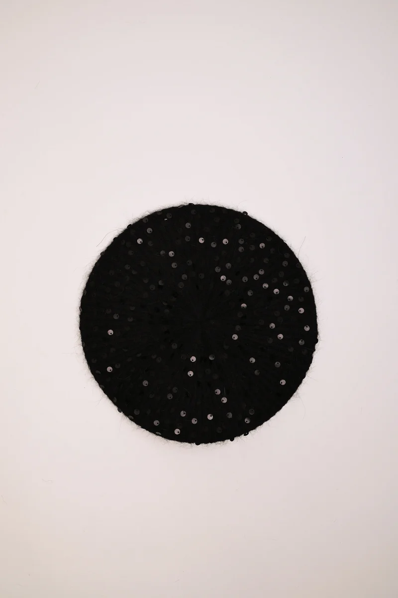 Basco nero con paillettes