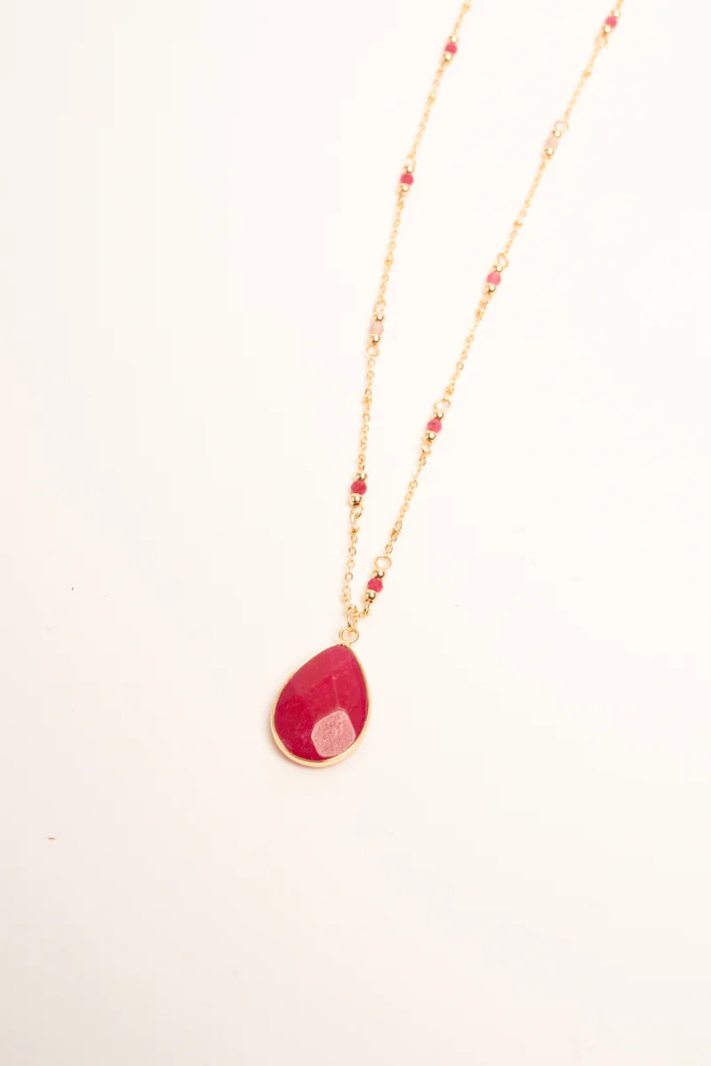 Collana con pendente a goccia fucsia
