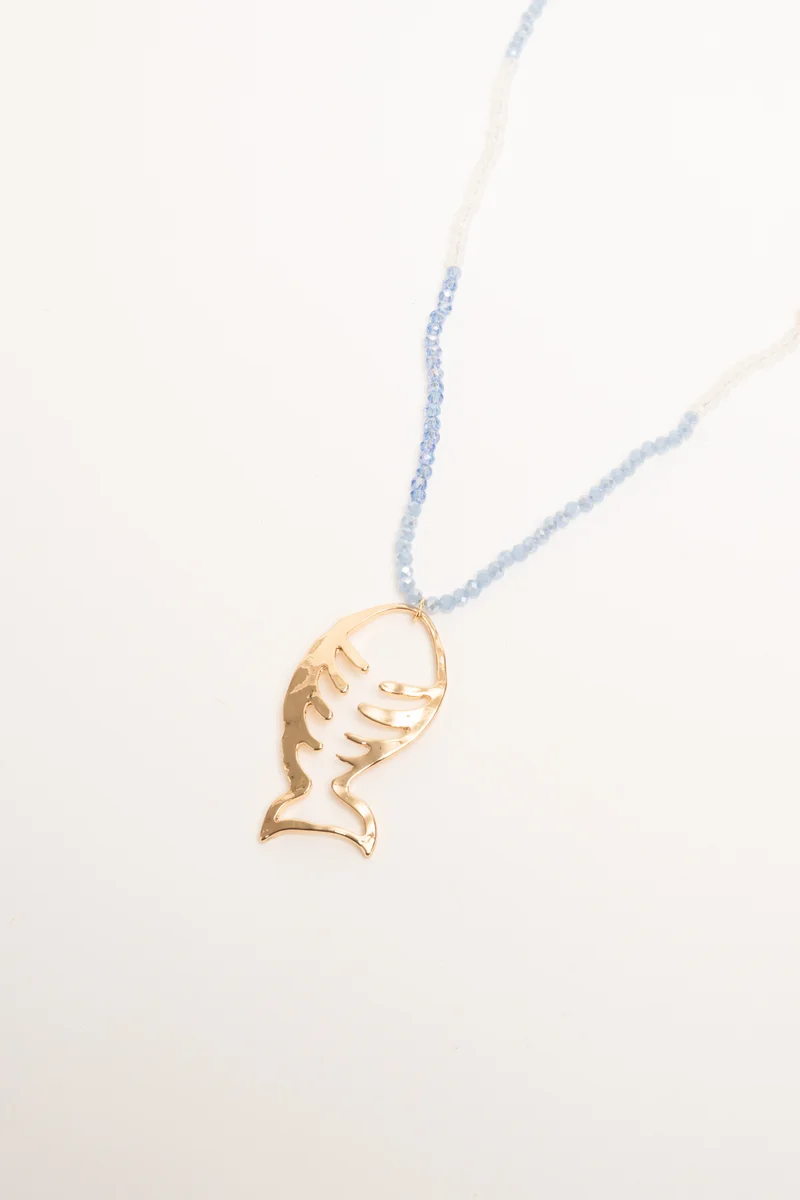 Collana con perline e pendente a pesce oro
