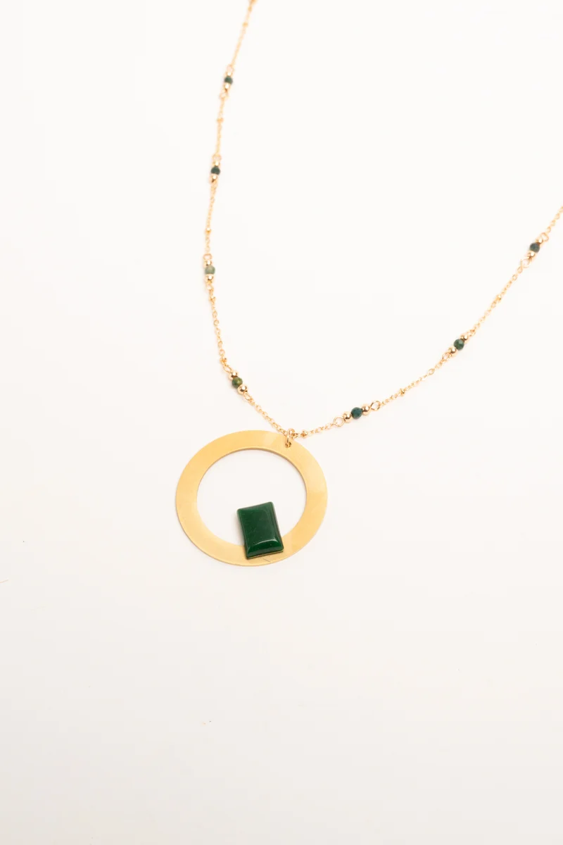 Collana con pendente a cerchio e pietra verde