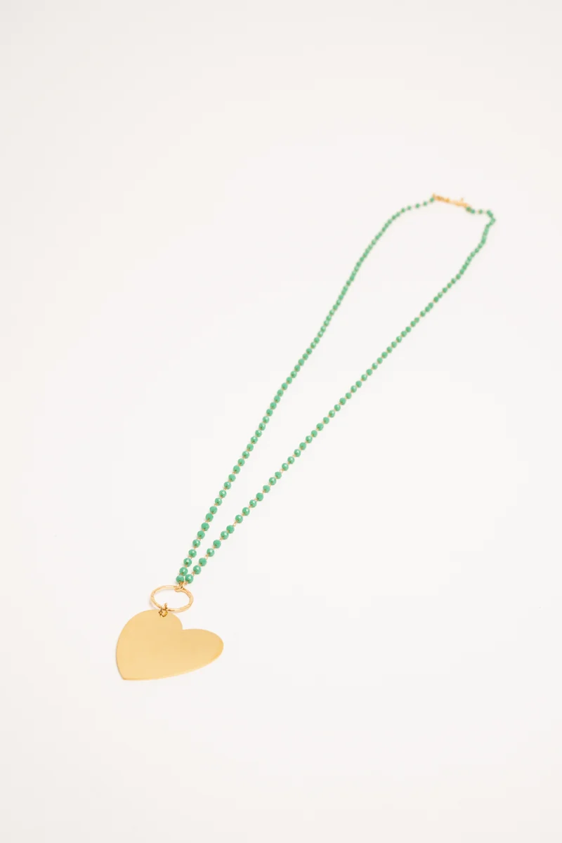 Collana con perline verde e pendente a cuore oro