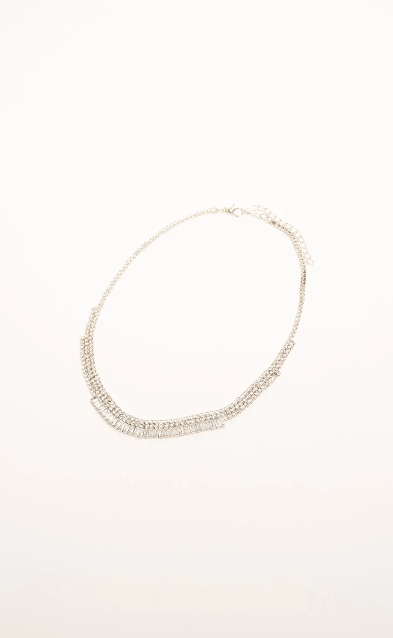 Collana in metallo argentato con strass
