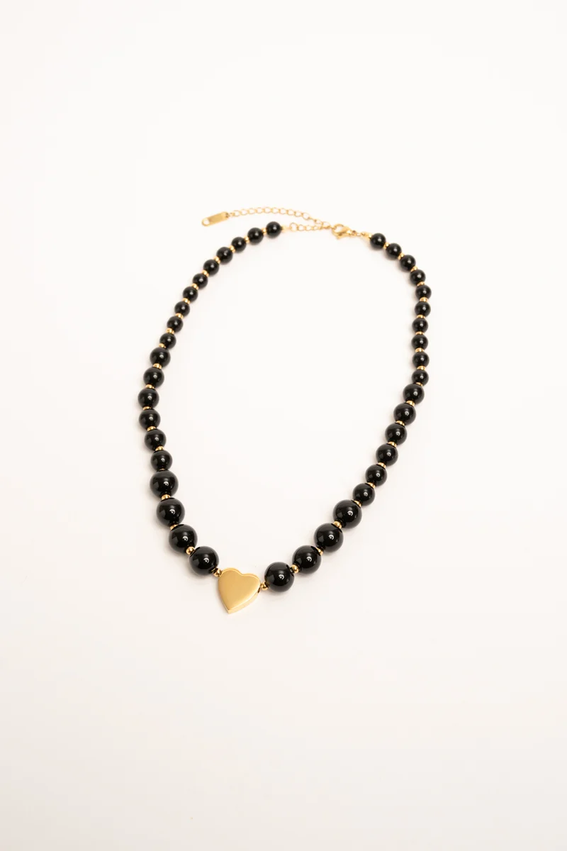 Collana con perle nere e pendente a cuore