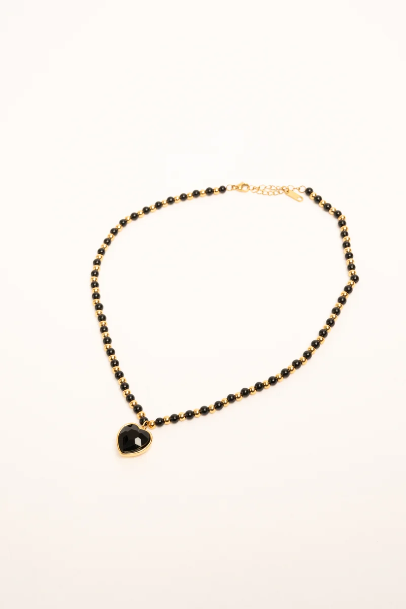 Collana con perline e pendente a cuore nero