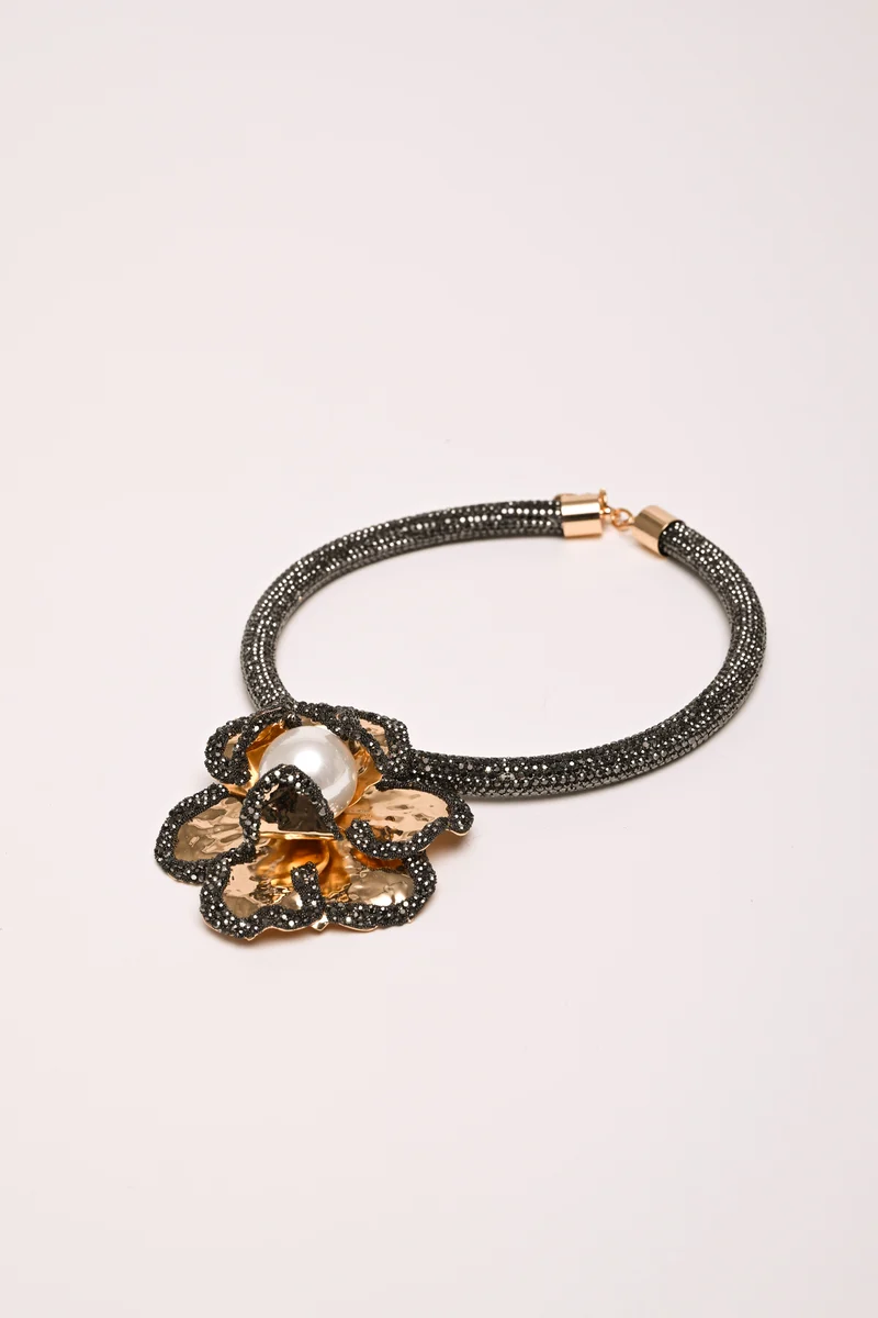 Collana con fiore macro e strass