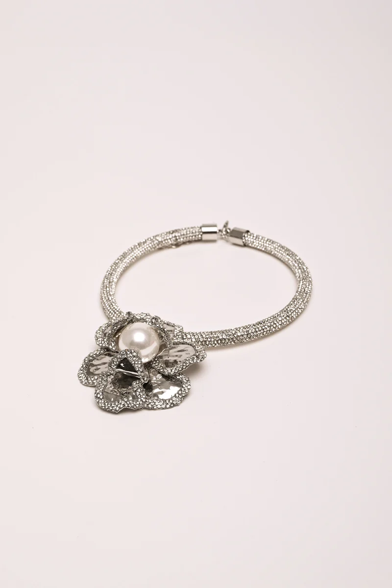 Collana con fiore macro e strass