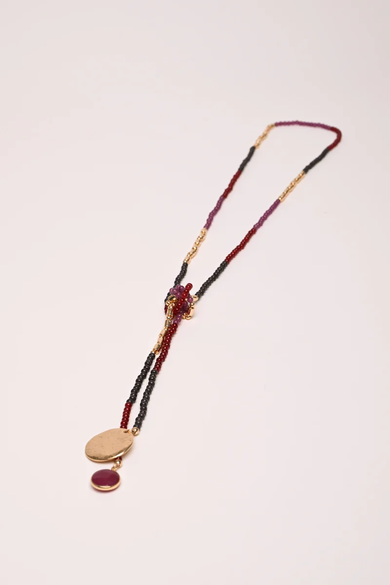 Collana lunga con perline e pendenti