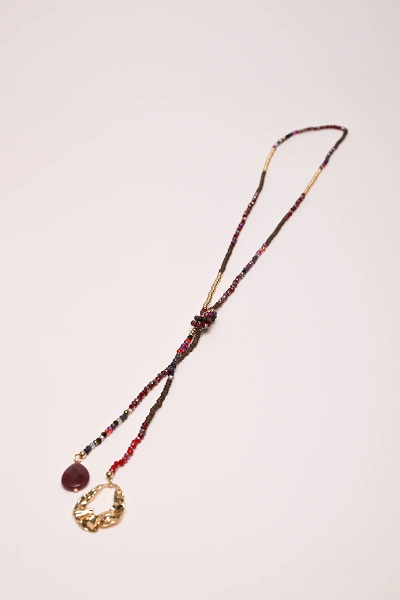 Collana lunga con perline e pendenti