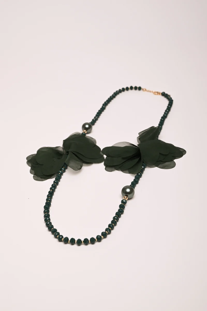 Collana con perline e fiori 3D