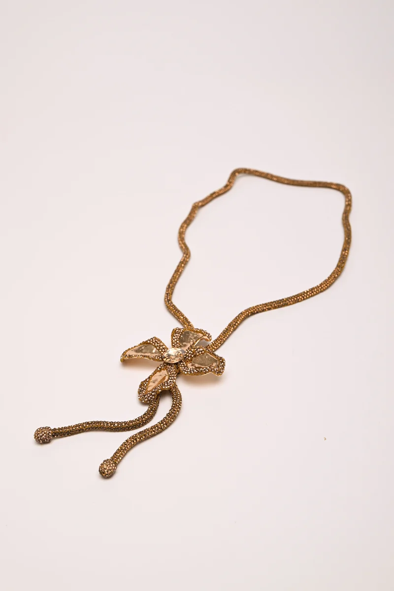 Collana lunga con strass e fiore