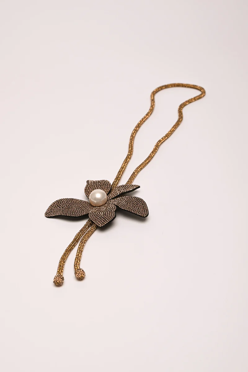 Collana lunga con fiore e perla
