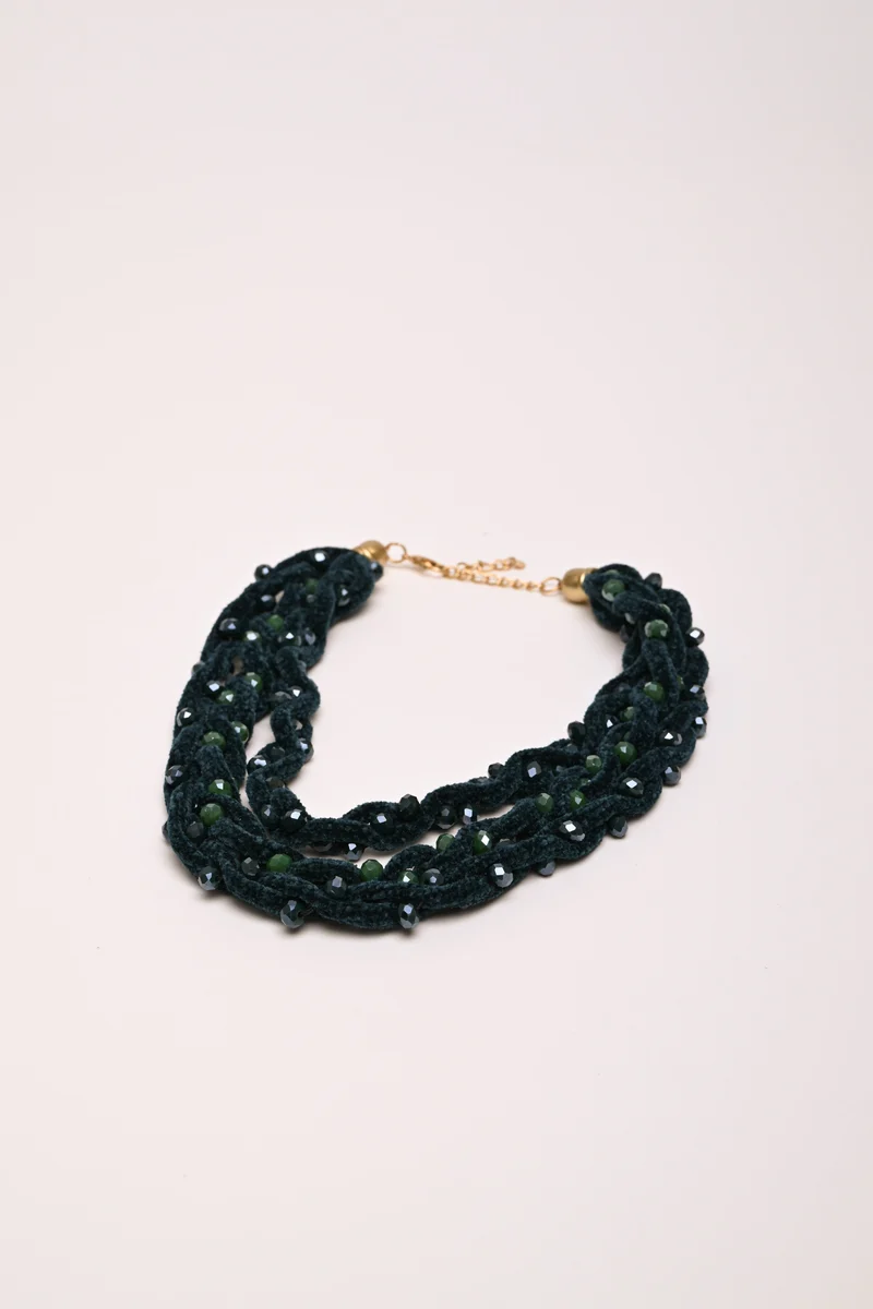 Collana a fili intrecciati con perline