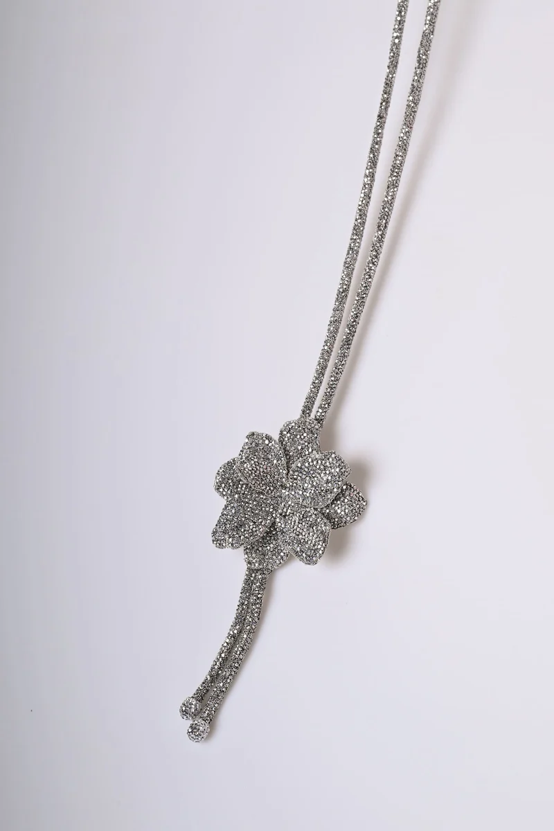 Collana lunga con fiore e strass