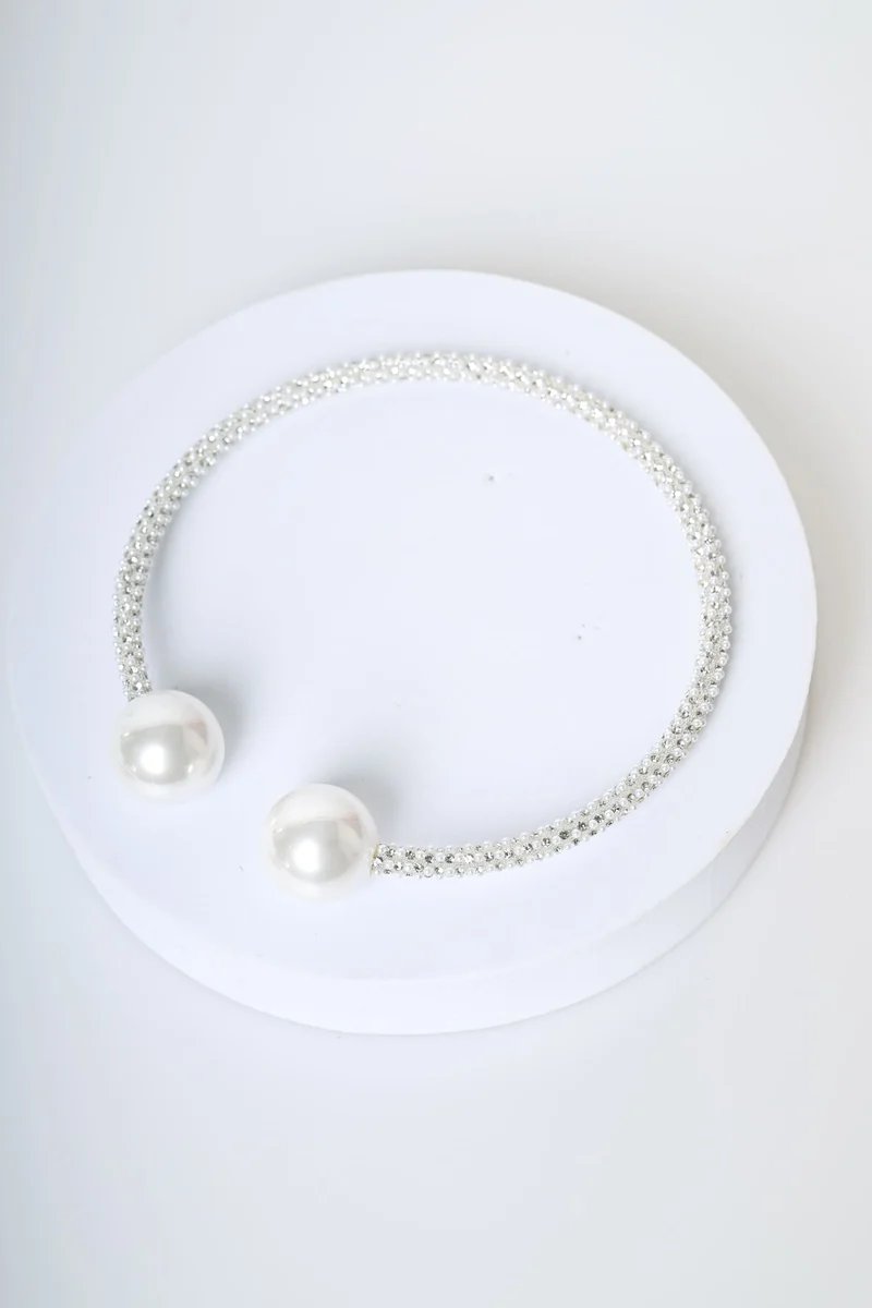 Collana rigida con perle