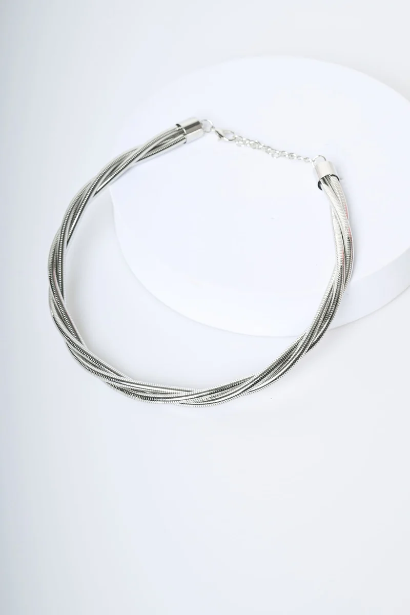 Collana a tre fili attorcigliati