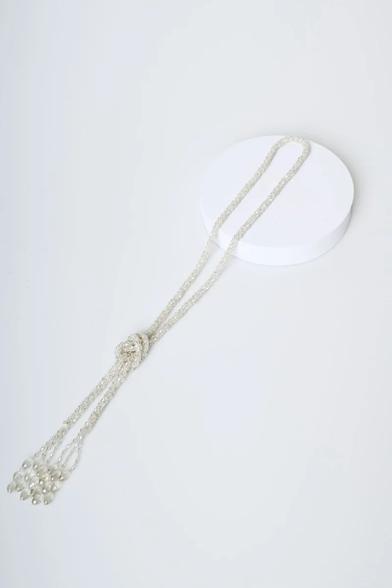 Collana lunga con nodo e perline