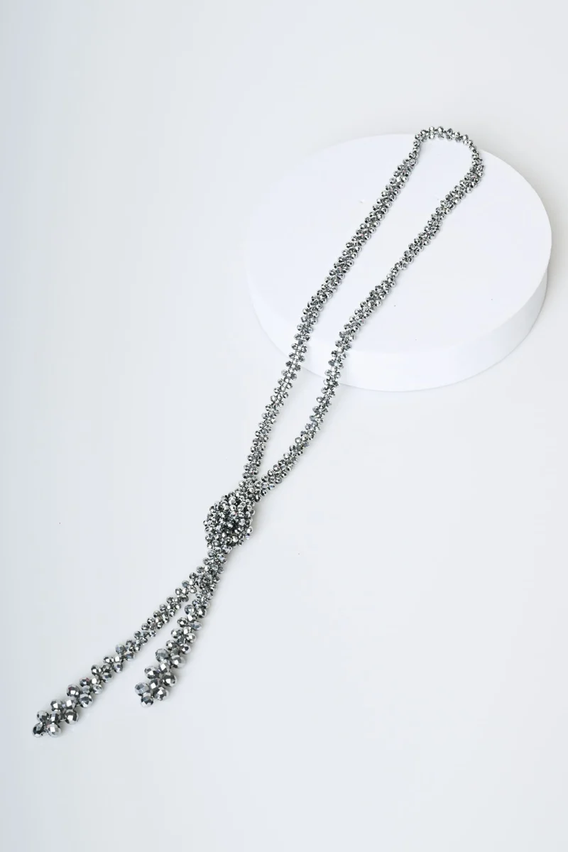 Collana lunga con nodo e perline