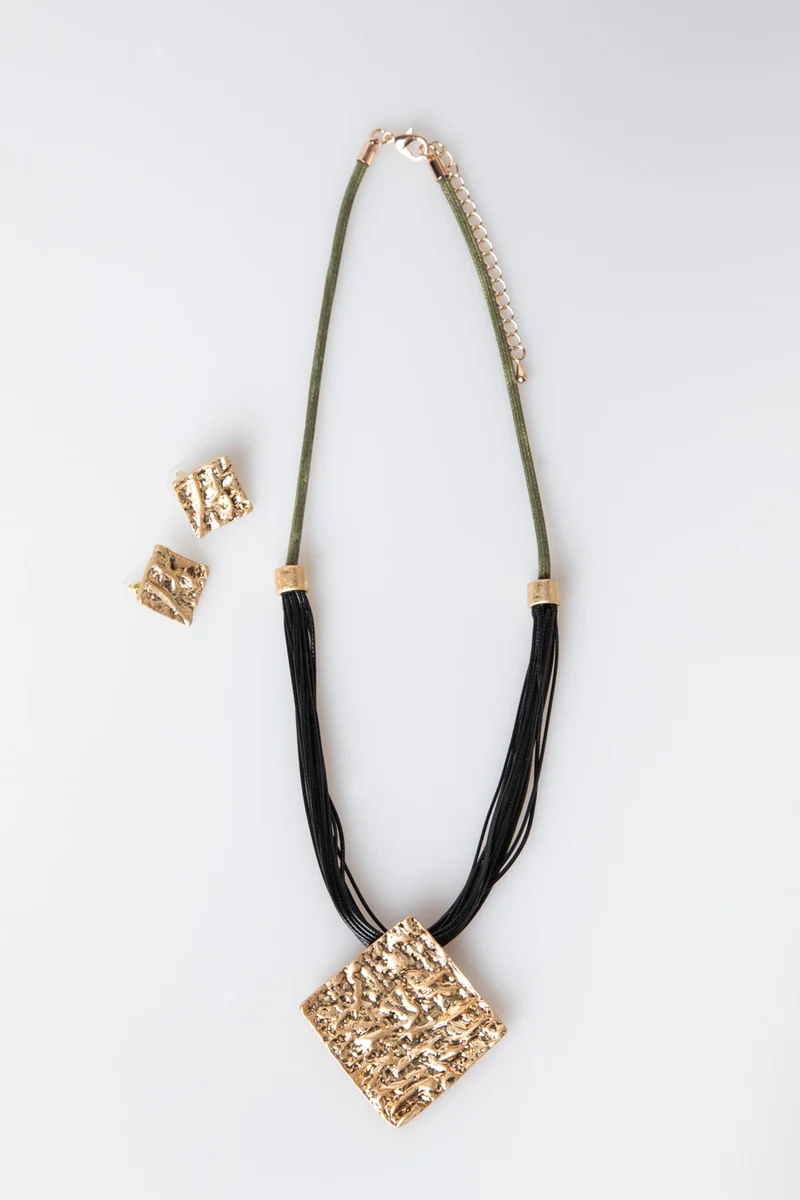 Set collana + orecchini con decorazioni quadrate