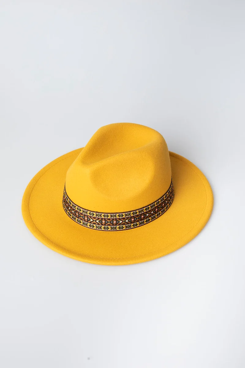 Cappello con cinturino etnico