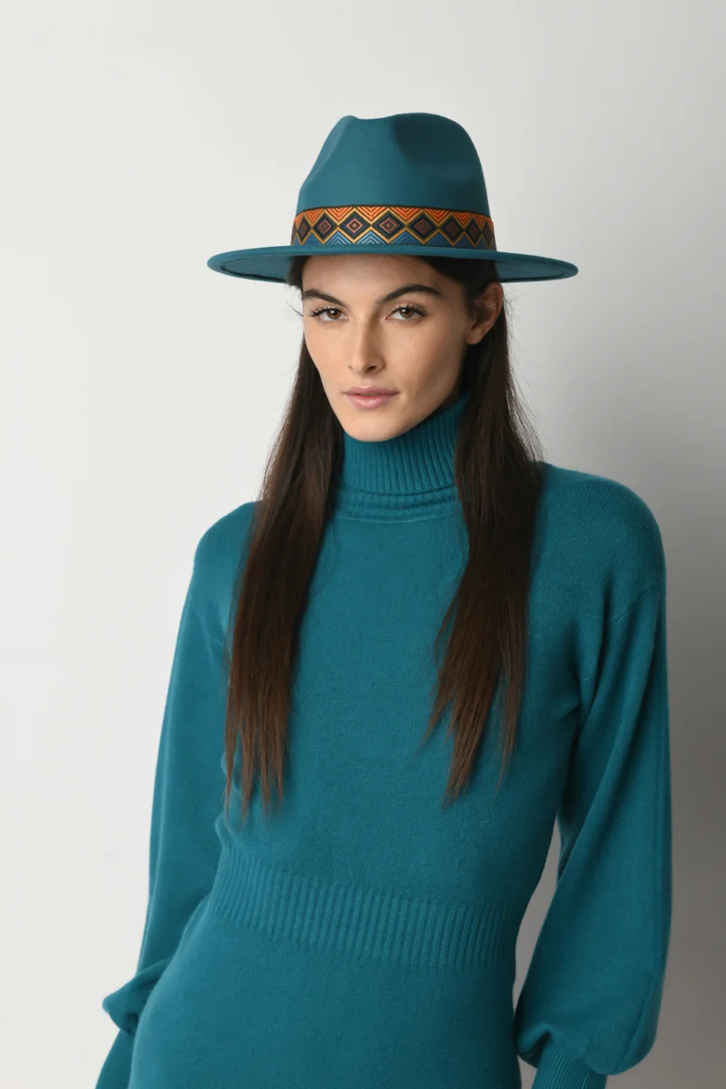 Cappello con cinturino etnico