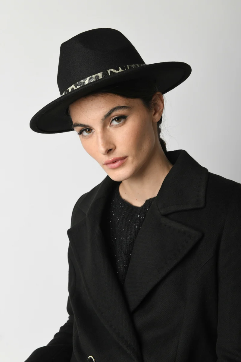 Cappello con cinturino animalier