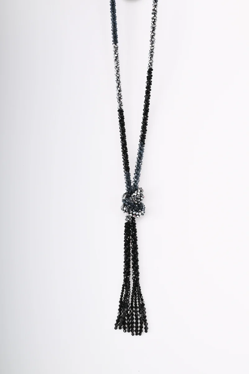 Collana lunga in perline con nodo