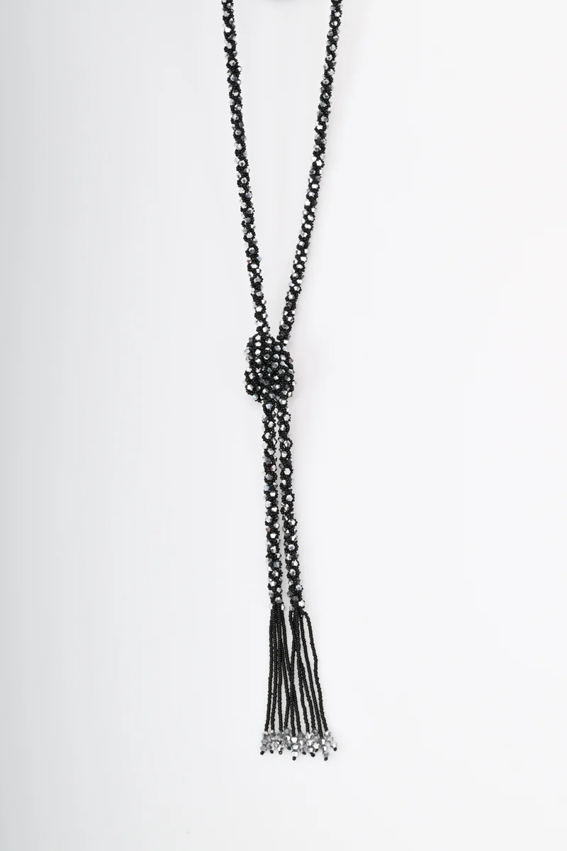 Collana lunga con nodo e frange