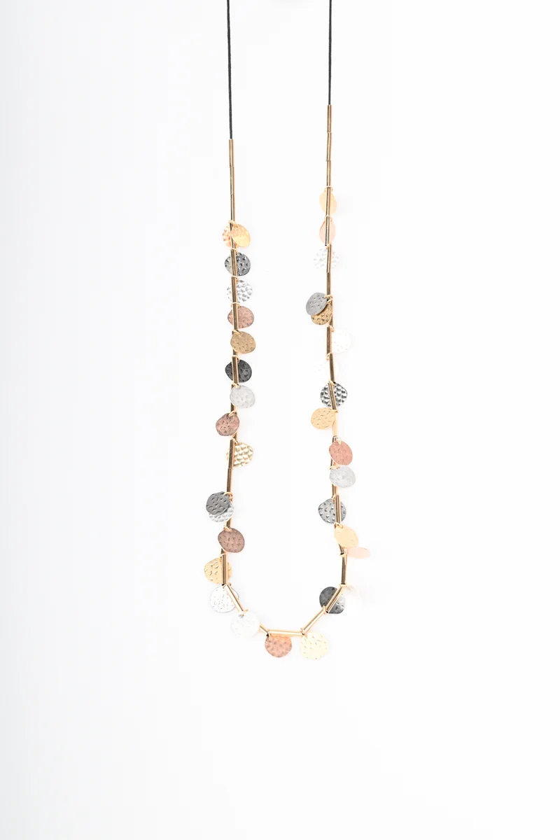Collana lunga con decorazioni