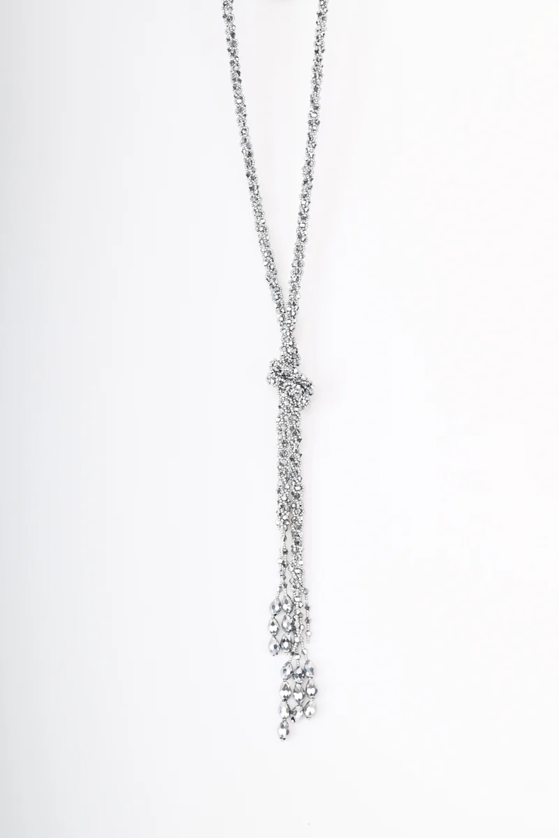 Collana lunga con perline e nodo