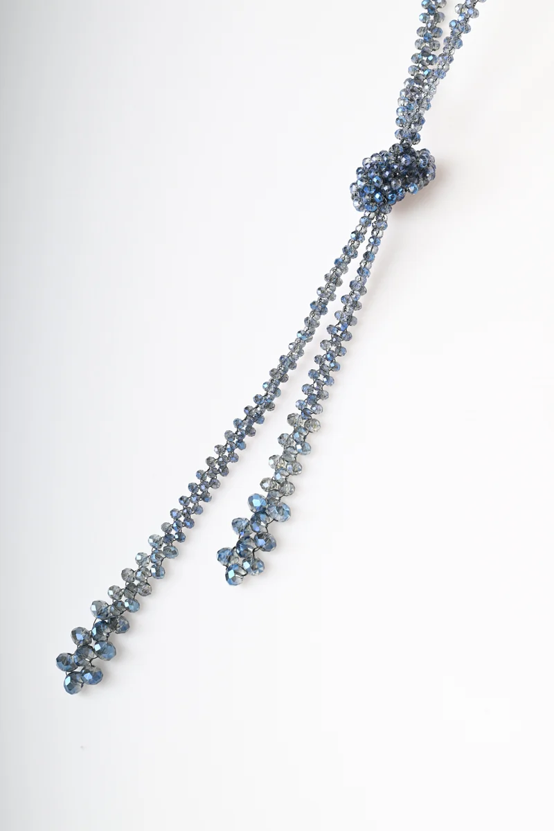 Collana lunga con perline e nodo