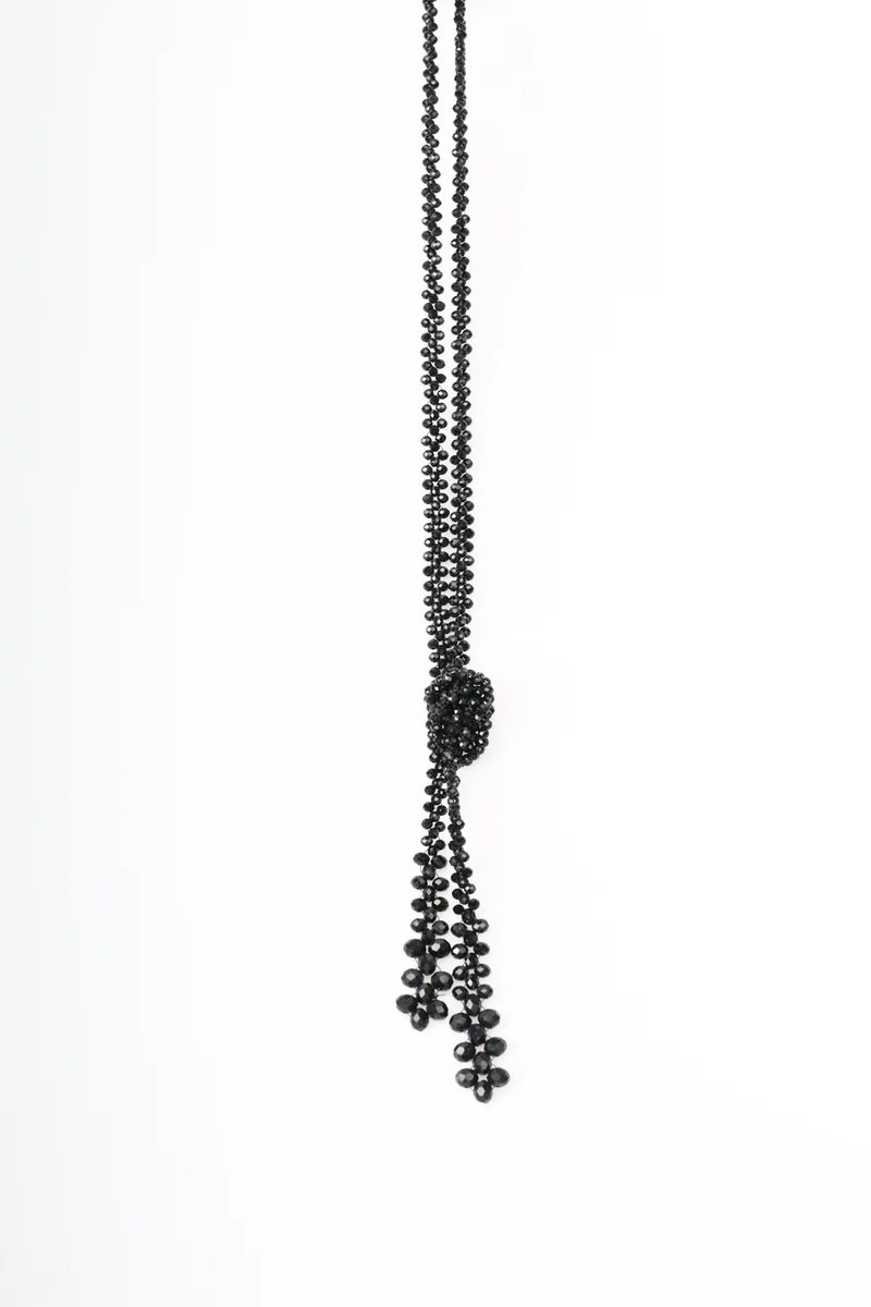 Collana lunga con perline e nodo