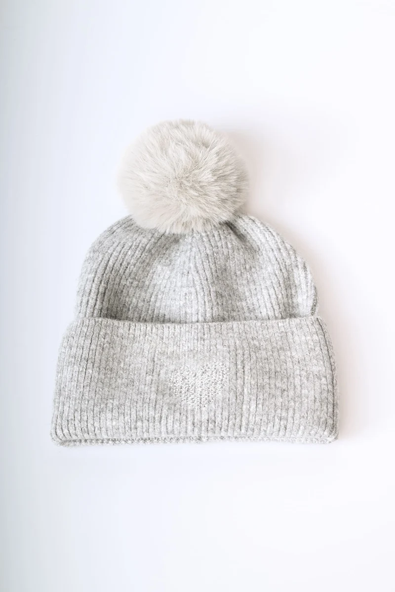 Berretto con pompon e cuore in strass