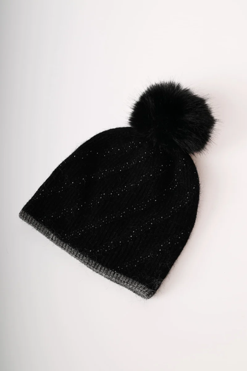 Berretto con pompon e strass