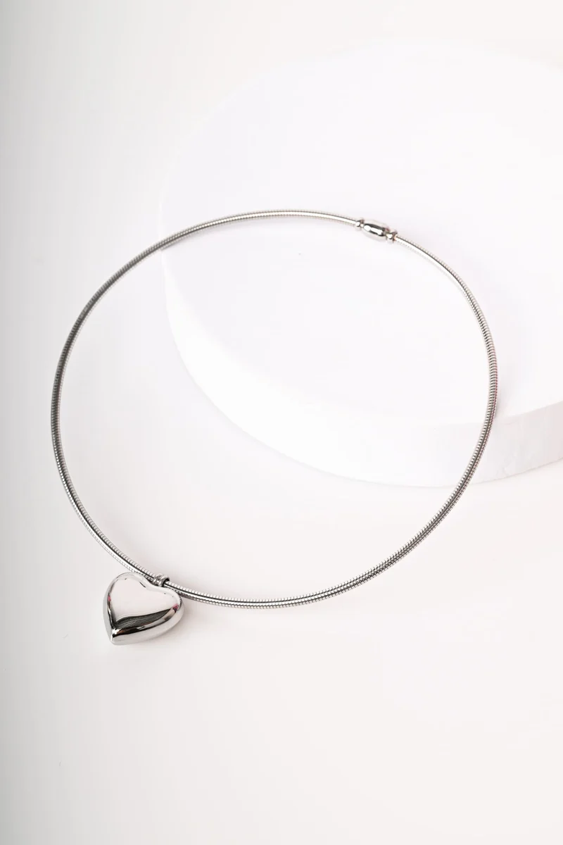 Collana rigida con pendente a cuore