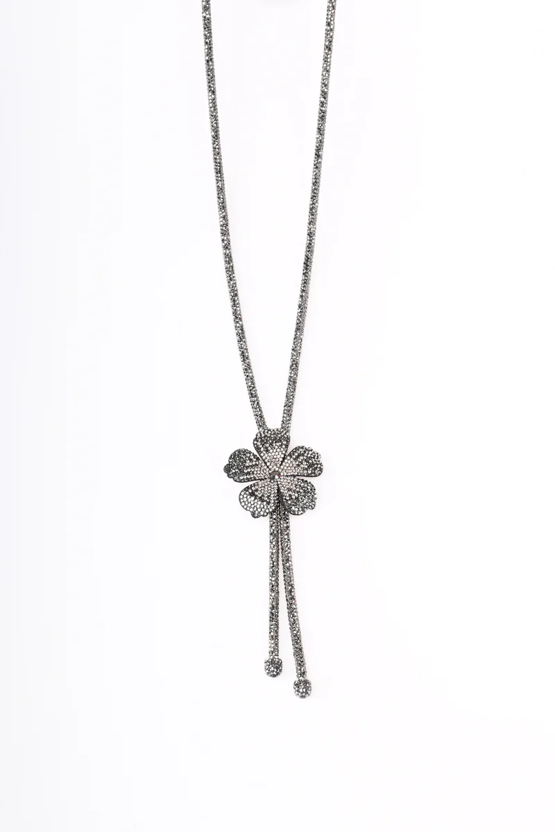 Collana lunga con fiore